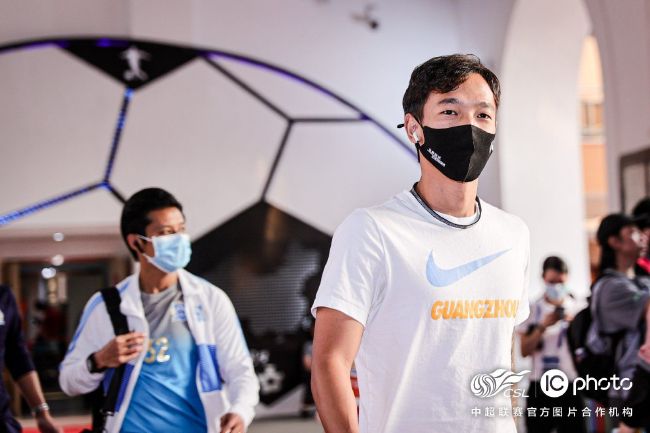两个女人裸体互吻互摸的视频小说