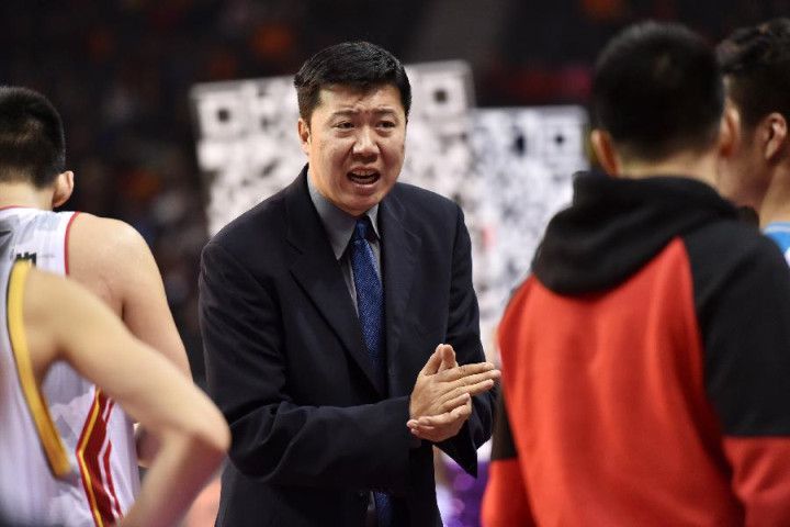 两男吃奶玩乳尖激烈